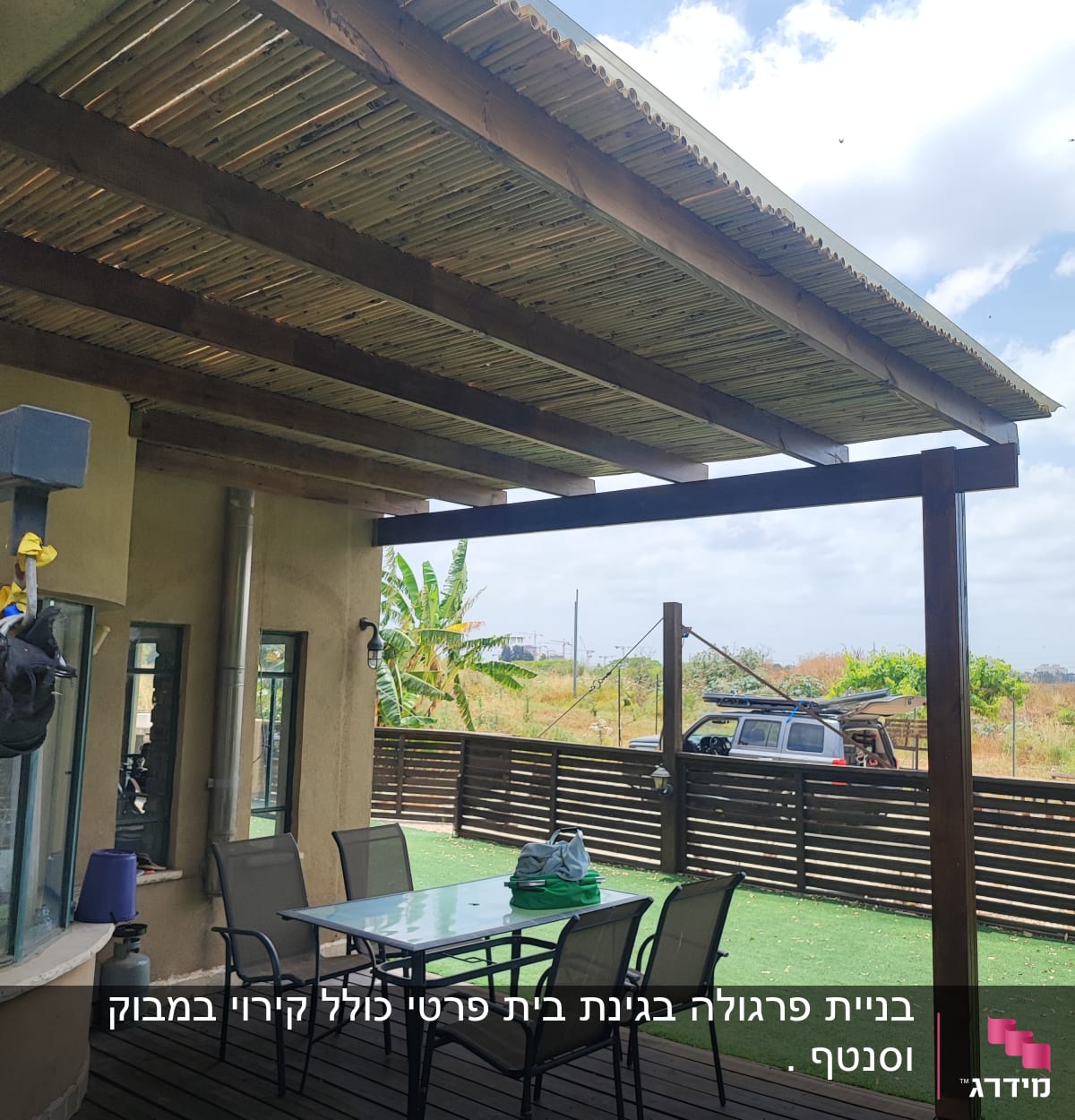 פרגולה מעץ עם שולחן וכיסאות בגינה